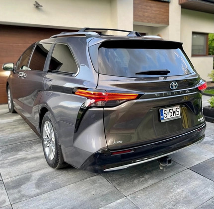 Toyota Sienna cena 255000 przebieg: 37000, rok produkcji 2021 z Zgierz małe 704